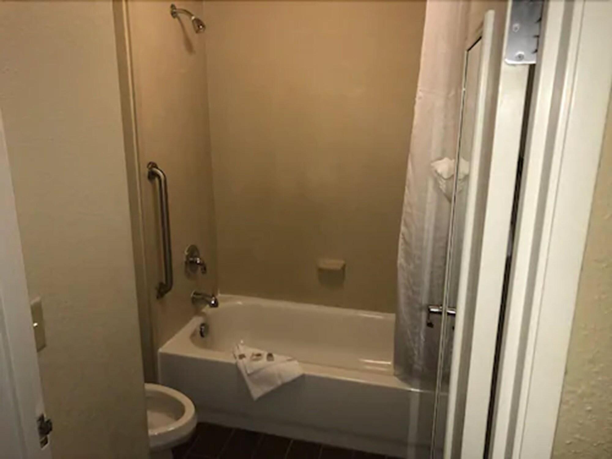 Quality Inn & Suites Ann Arbor Hwy 23 Екстериор снимка