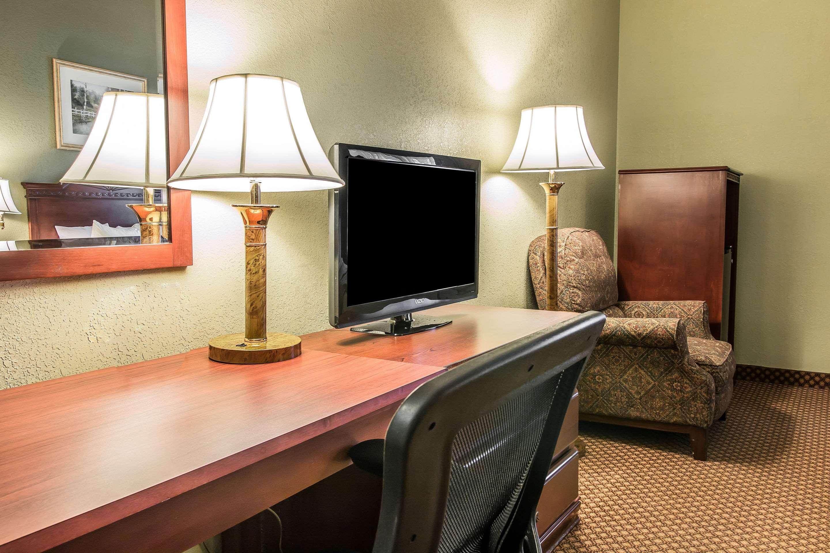 Quality Inn & Suites Ann Arbor Hwy 23 Екстериор снимка