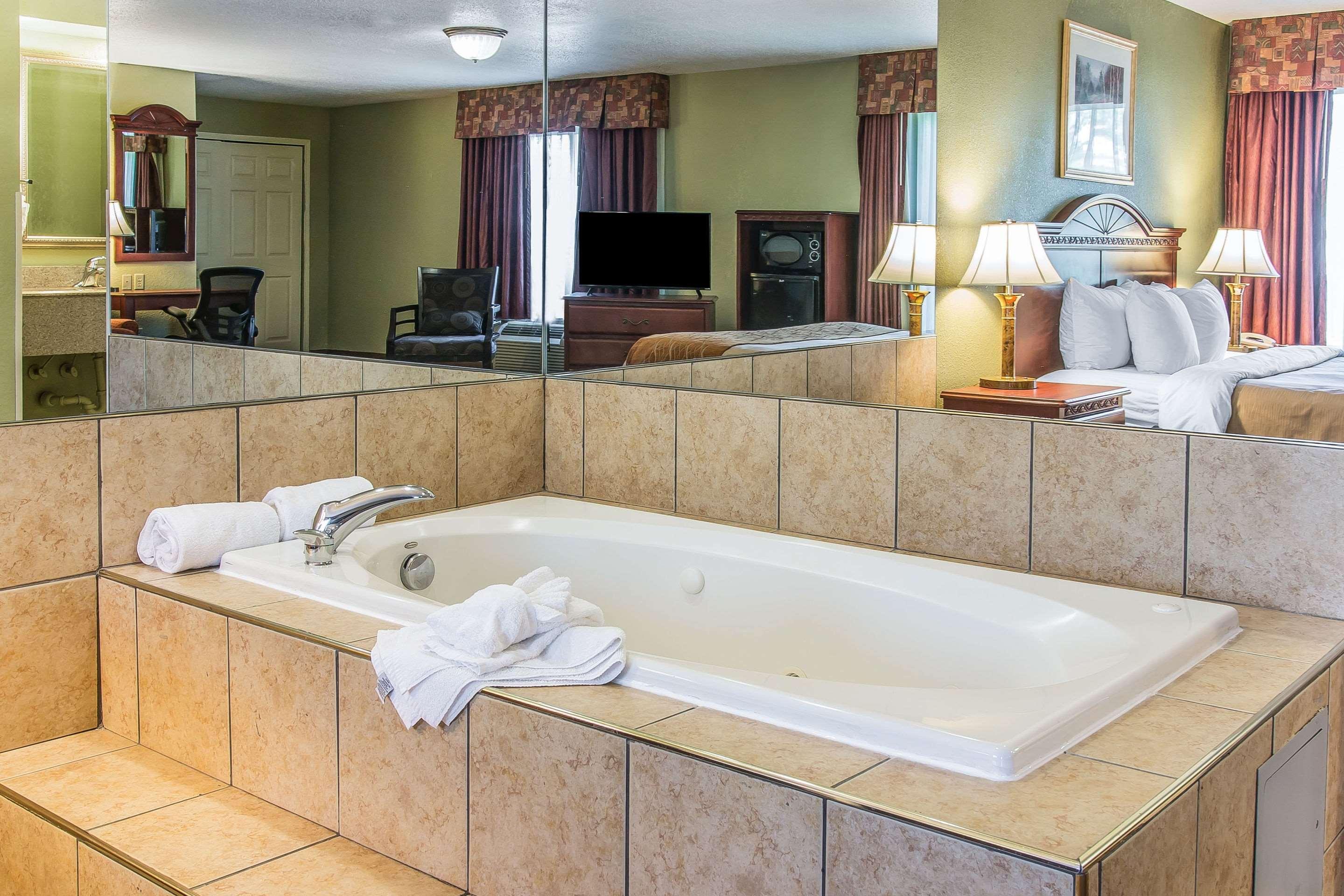 Quality Inn & Suites Ann Arbor Hwy 23 Екстериор снимка