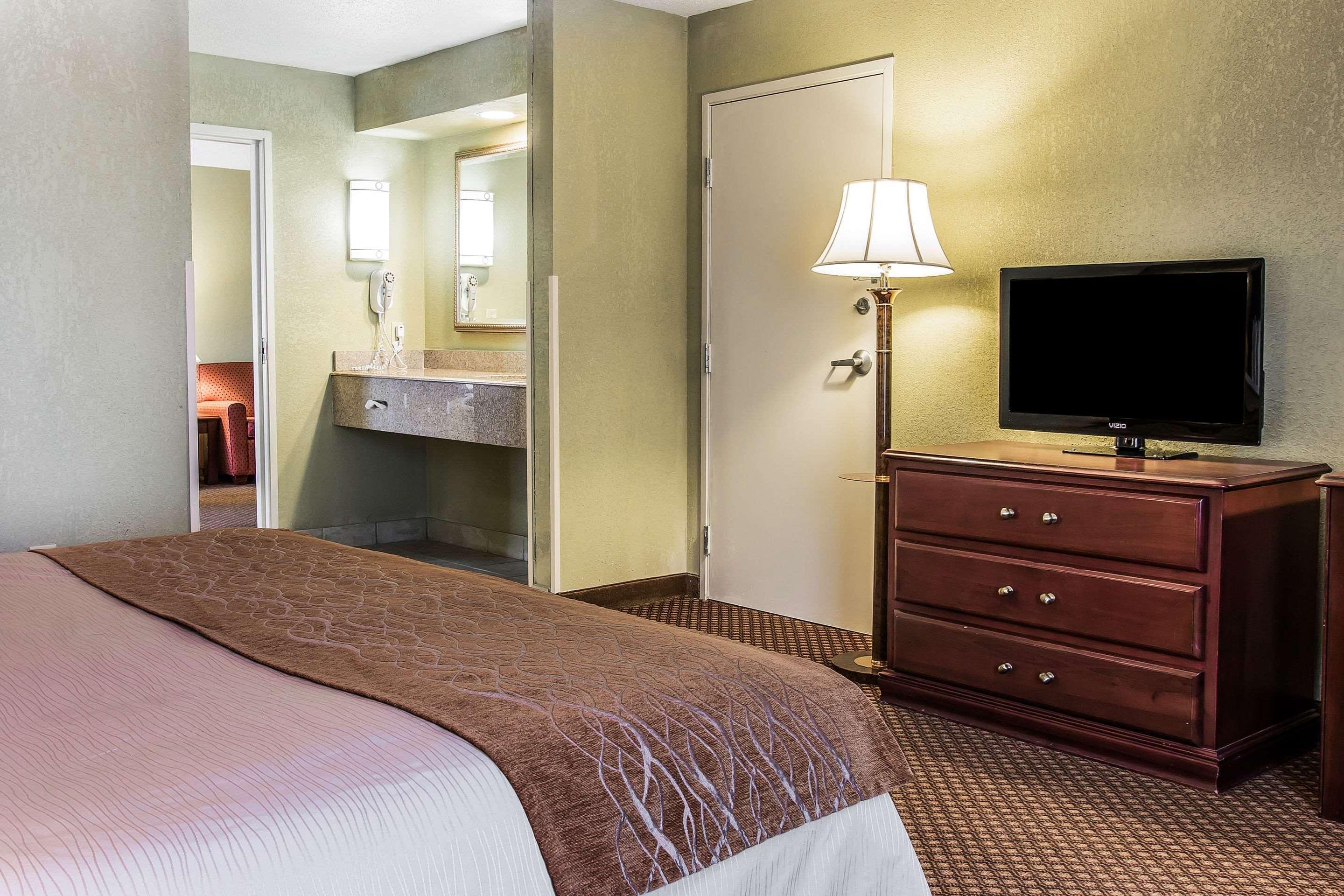 Quality Inn & Suites Ann Arbor Hwy 23 Екстериор снимка